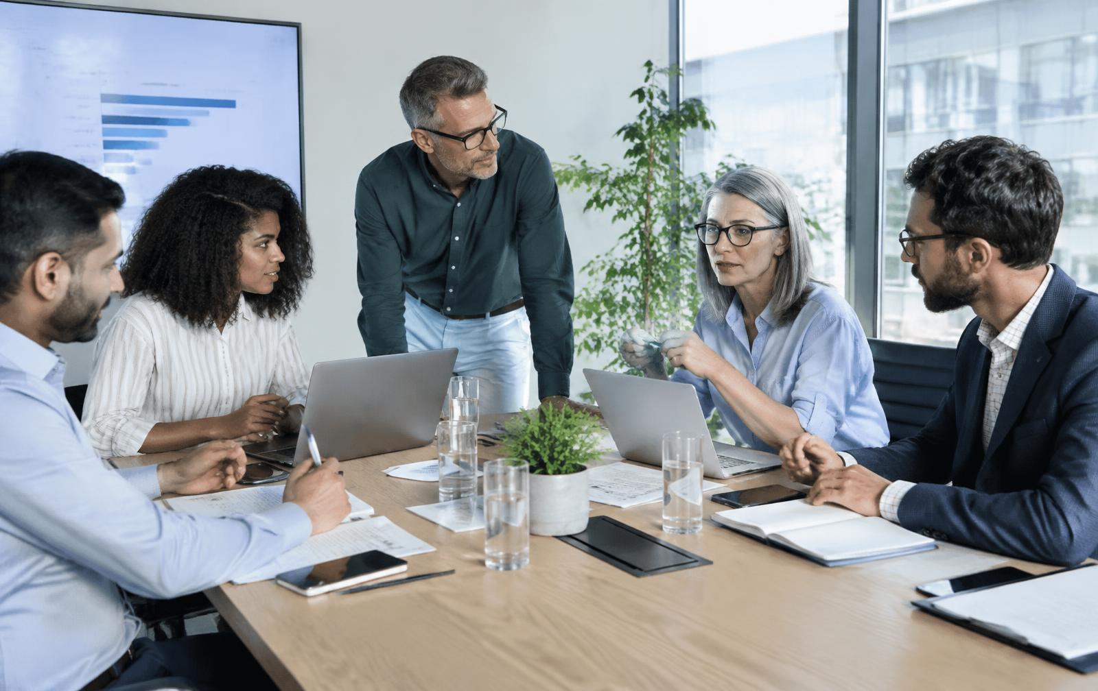 Salle de réunion vitrée avec écran de visioconférence