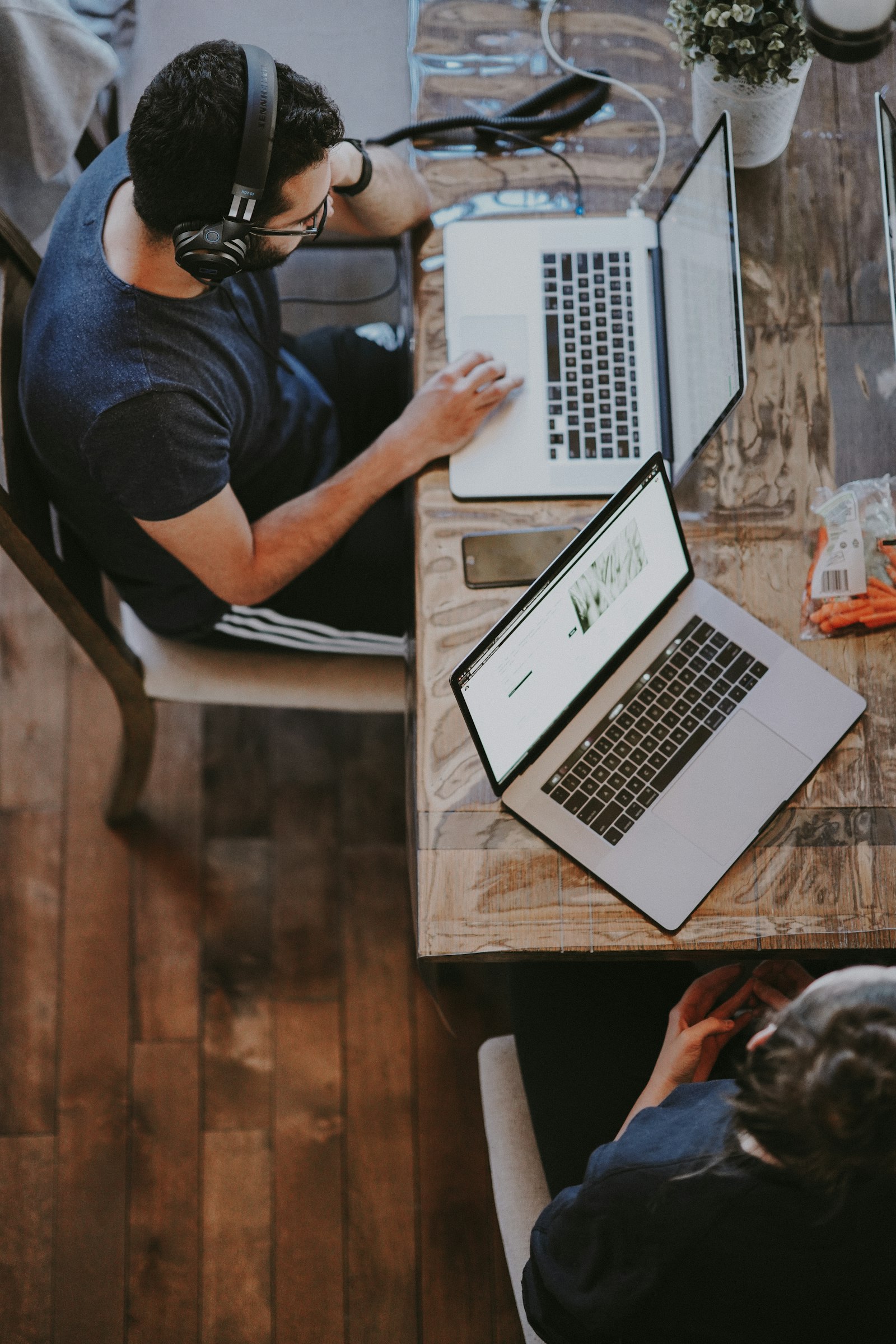 Professionnel en télétravail depuis son bureau à domicile